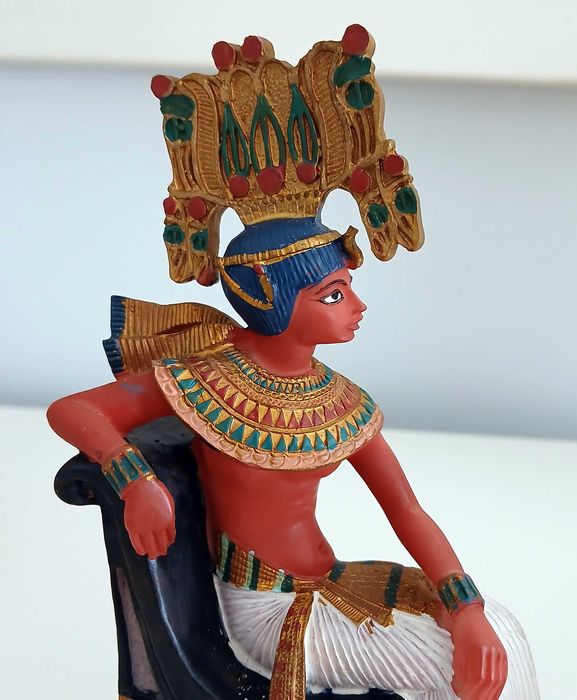 Artesanato Egípcio: Estatueta pintada de Faraó