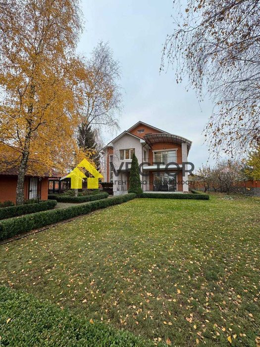 Двоповерховий будинок у місті з гаражем та підвалом!