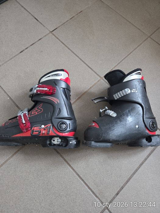 Buty i kijki narciarskie.