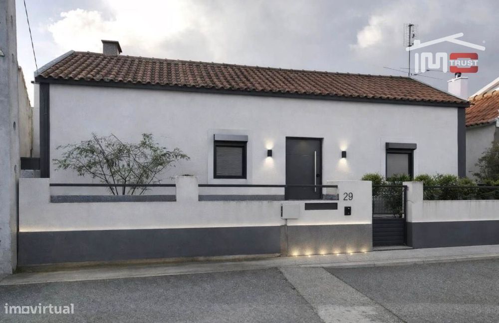 Moradia T2 grande potencial de ampliação inserida num terreno com 5...