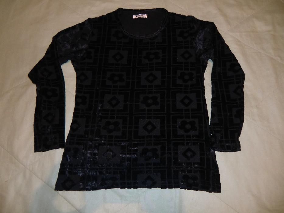 Blusa de malhinha preta, com feitios , tamanho médio