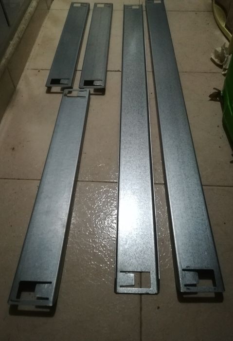 Ferros de estantes metálicas