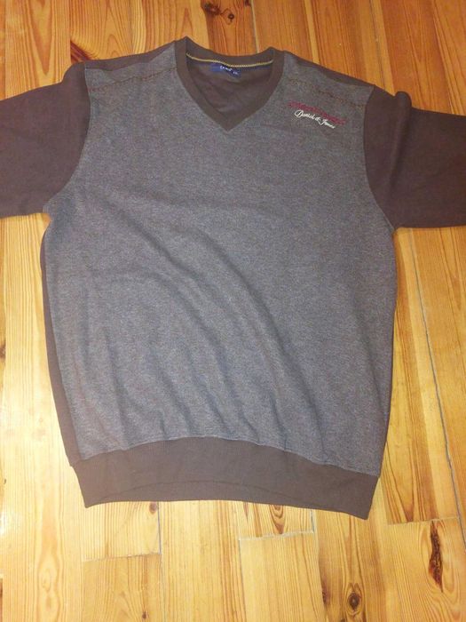 Brązowy sweter męski w serek