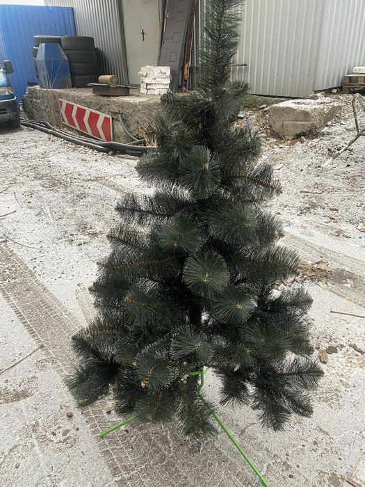 Ялинка іскуствиння на підставці