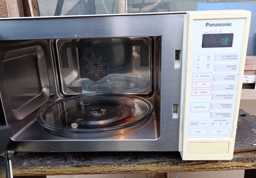 Продам микроволновку Панасоник в отличном состоянии  .