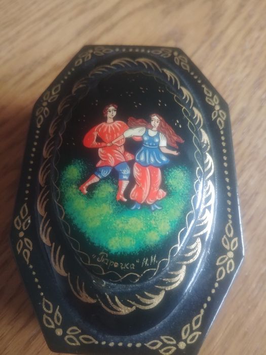 Drewniana rosyjska szkatułka malowana i lakierowana