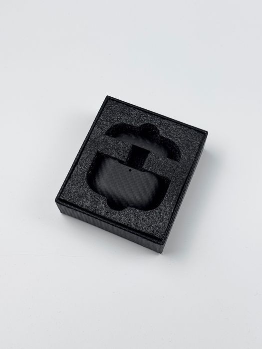 Чехол из настоящего карбона для наушников Apple AirPods 4