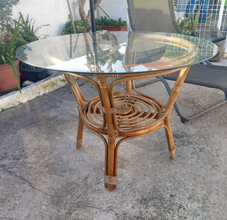 Mesa de centro em bambu e vidro