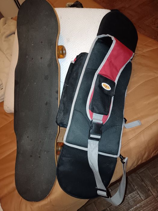 Skate  com mochila de proteção, para transporte do skate