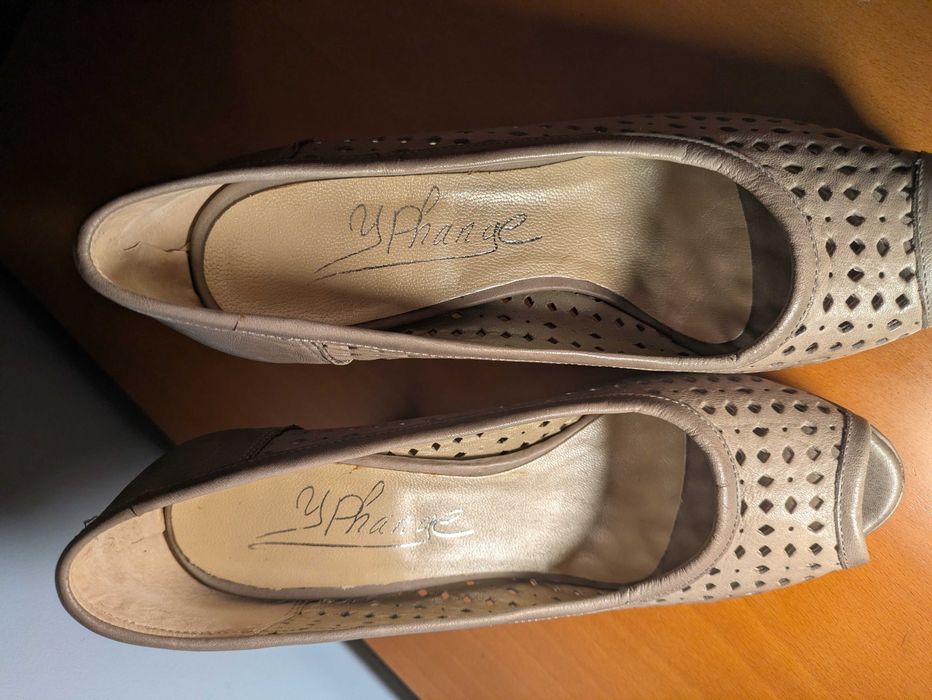 Sapatos muito femininos de cerimónia/festa em pele