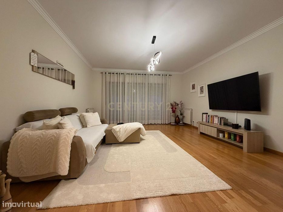 Arrendamento - Apartamento T2  na Charneca de Caparica, Almada