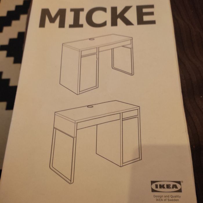 Secretária IKEA modelo Mickey e cadeira