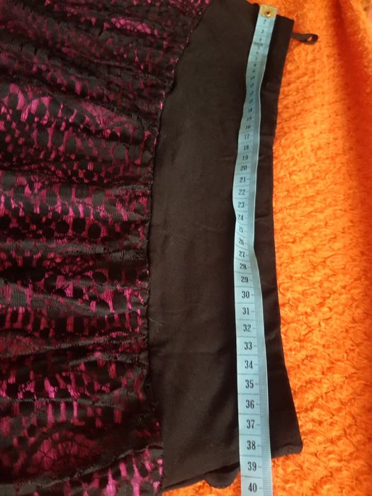 Spódniczka z czarnej koronki