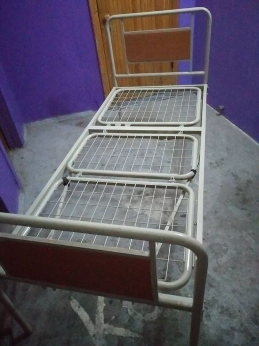 Медицинская трехсекционная кровать для лежачих больных