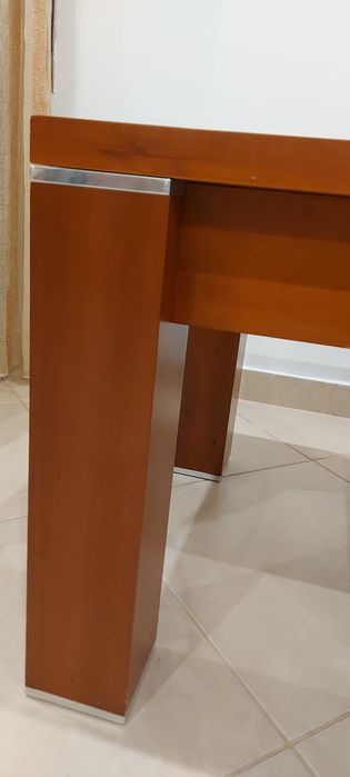 Mesa apoio quadrada em cor cerejeira