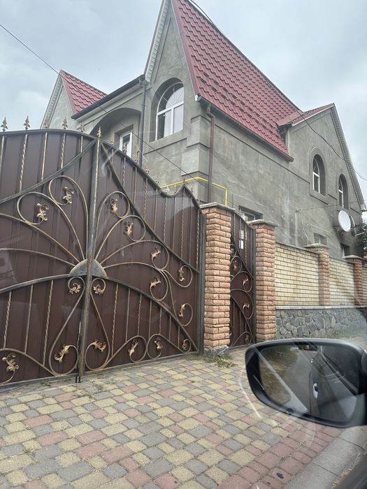Двоповерховий будинок
