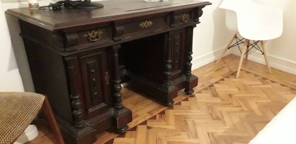 Secretaria com tampo em pele.