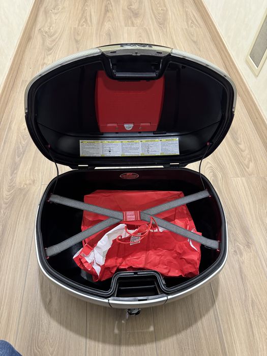 Продам центральний кофр Givi V46