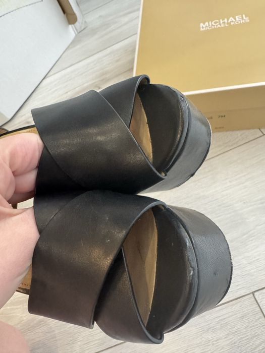 Босоніжки Michael Kors моделі Lacey Butterfly.