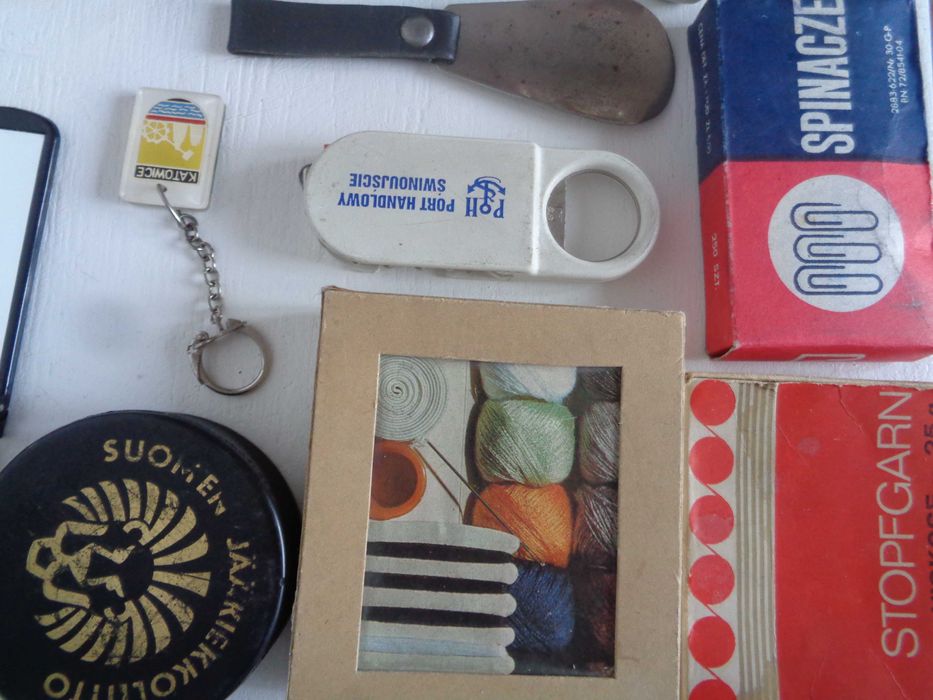 Przedmioty PRL-u korki do prądu brelok krążek hokejowy otwieracz