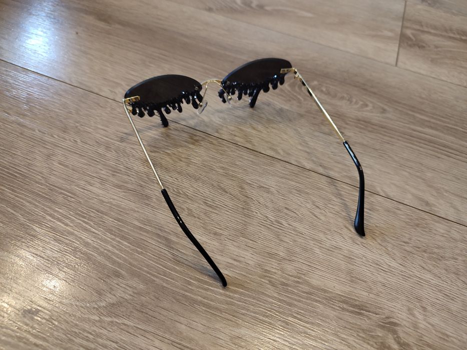 Nowe czarne okulary przeciwsłoneczne