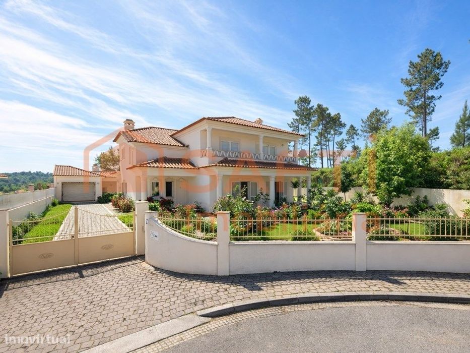 Moradia T4 com amplo terreno e excelentes áreas