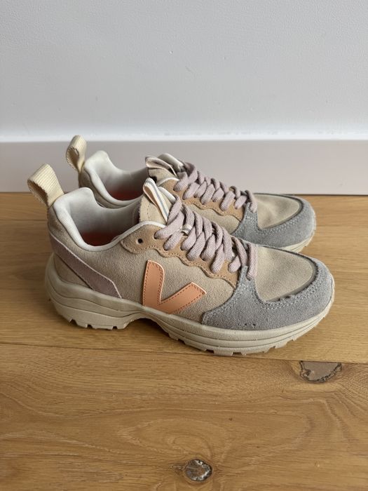 Veja Venturi Suede w kultowej, pastelowej kolorystyce Almond Peach Multico 36