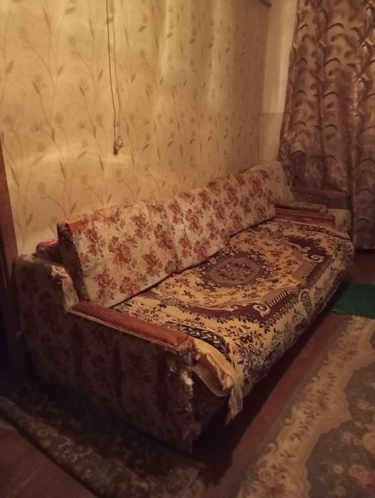 Віддам старий диван