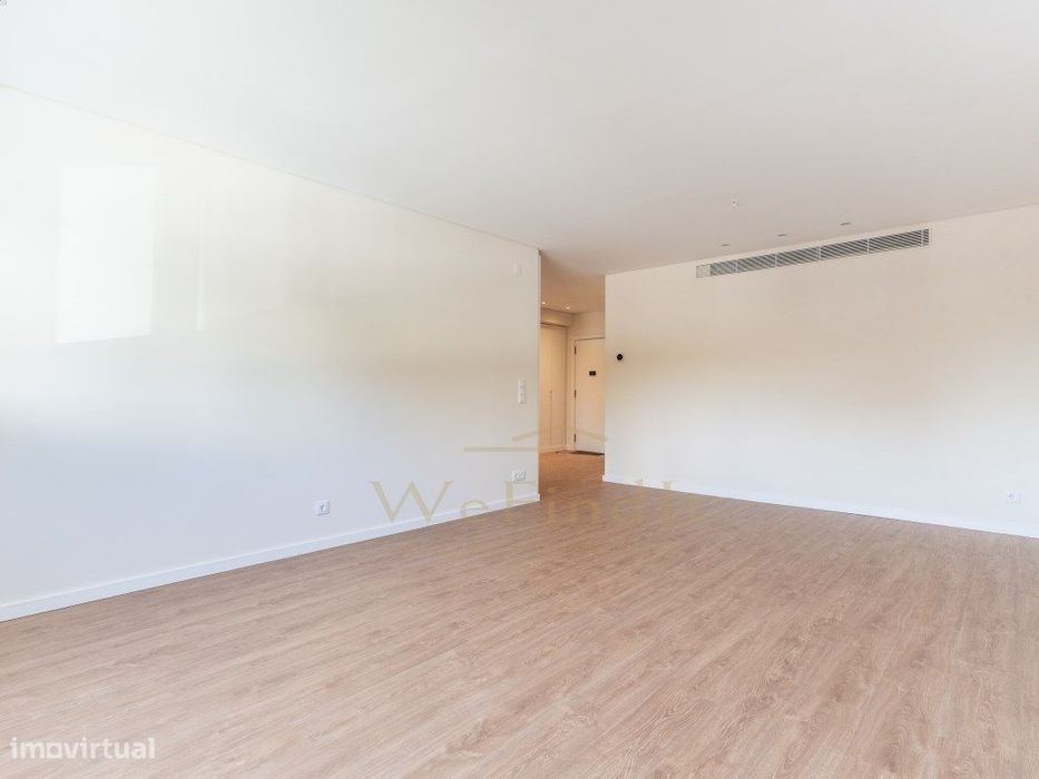 Apartamento T1 remodelado num condomínio com garagem, piscina e jar...