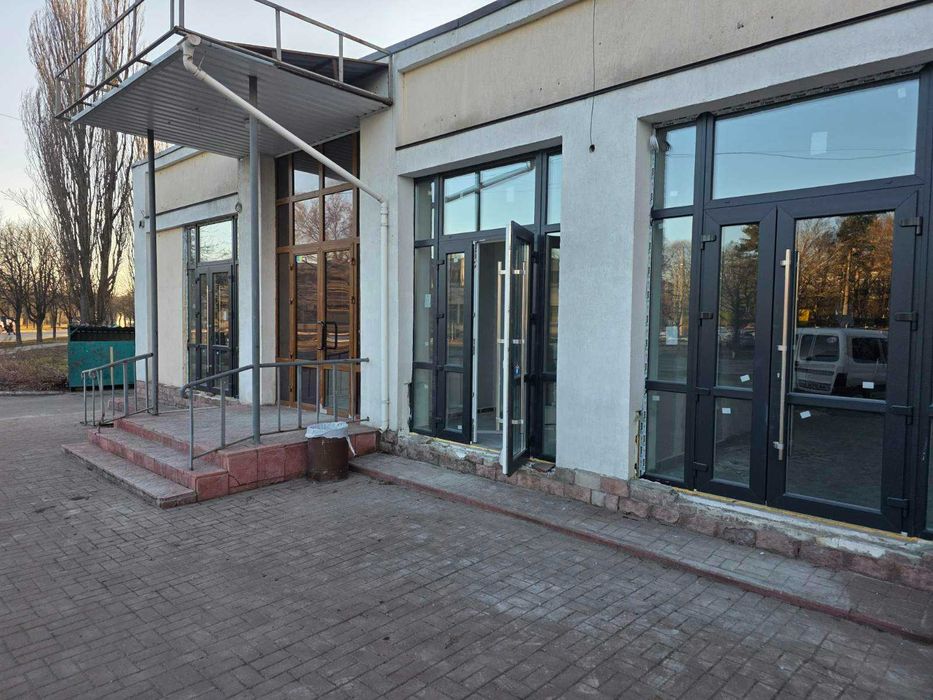 Комерційне приміщення 11м2  фасад 1пов під РОЗЛИВ ВОДИ торгкомплекс