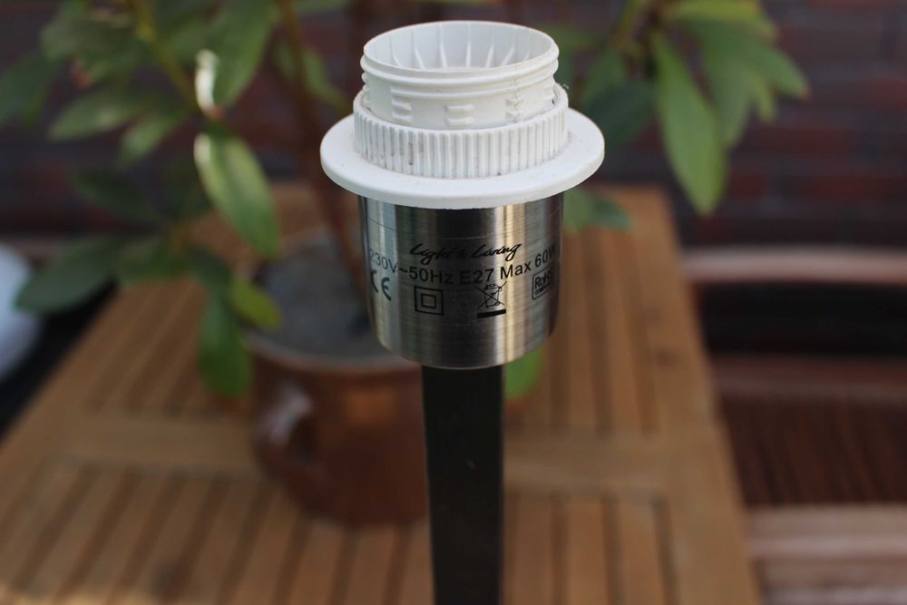 metalowa podstawa lampy stołowej