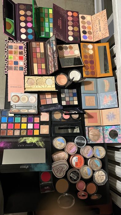 Kosmetyki używane:  cienie, róże, rozświetlacze, pudry