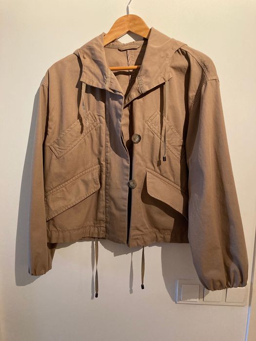 Casaco beje com capuz 94% Algodão e 6% poliester