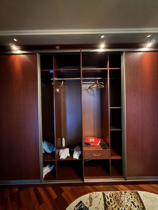 Велика шафа купе з двома дзеркалами