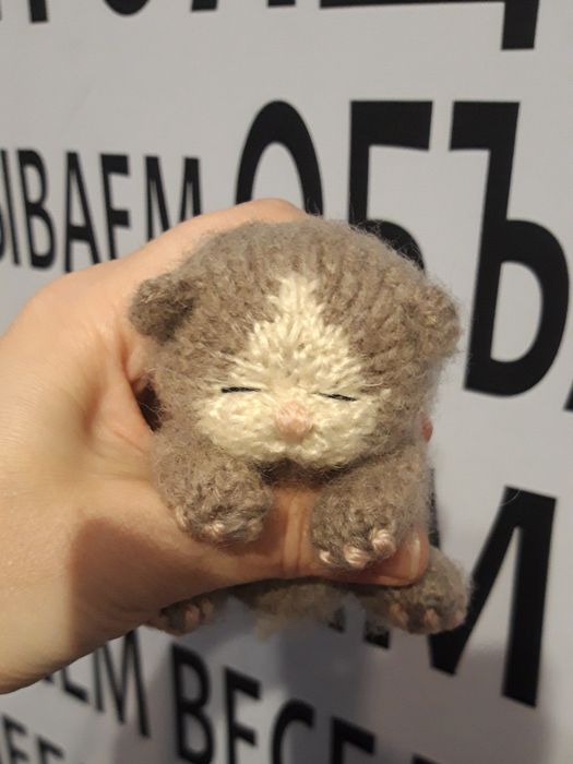 Вязаная игрушка, спяший котёнок