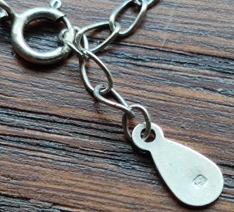 Fio de prata com pendente circular móvel