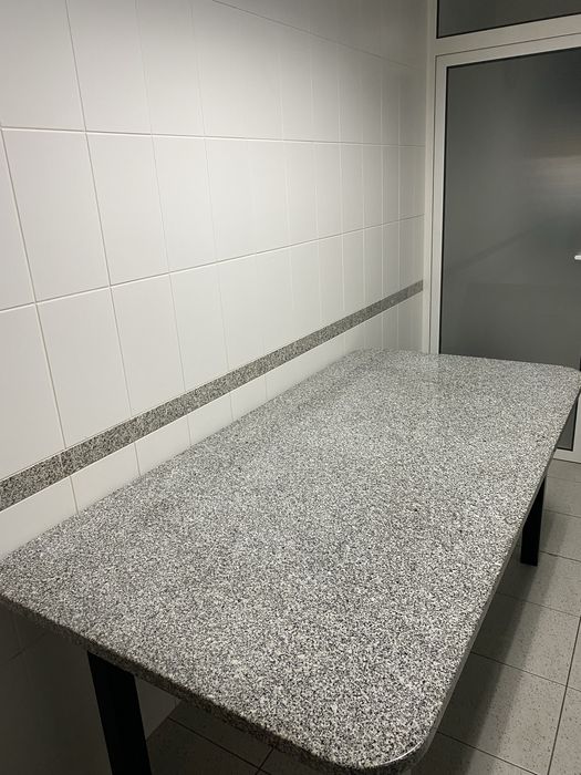 Mesa de cozinha com tampo em pedra mármore