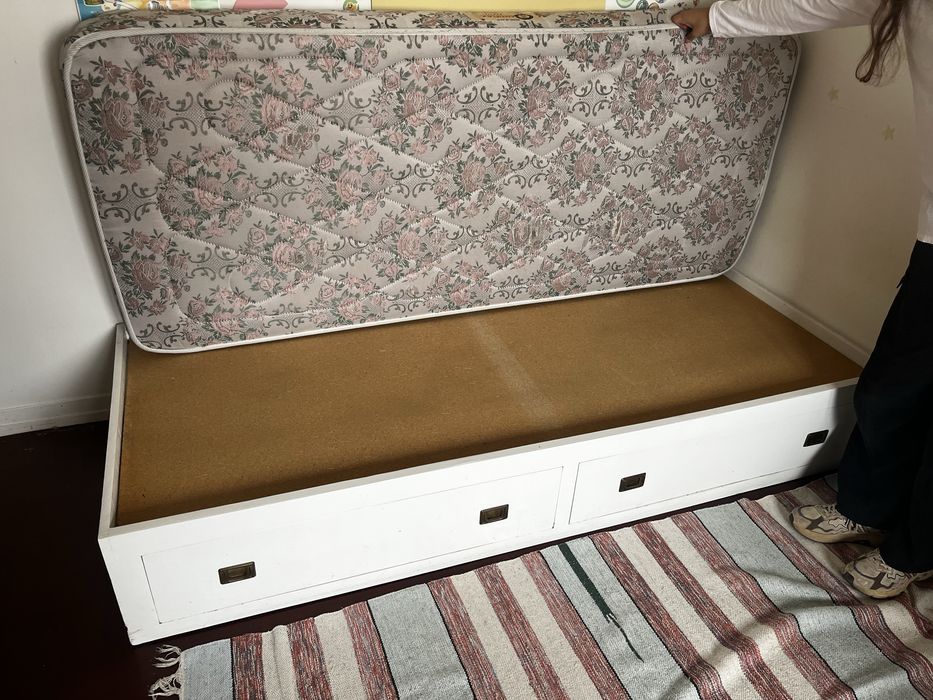 Cama solteiro com colchão