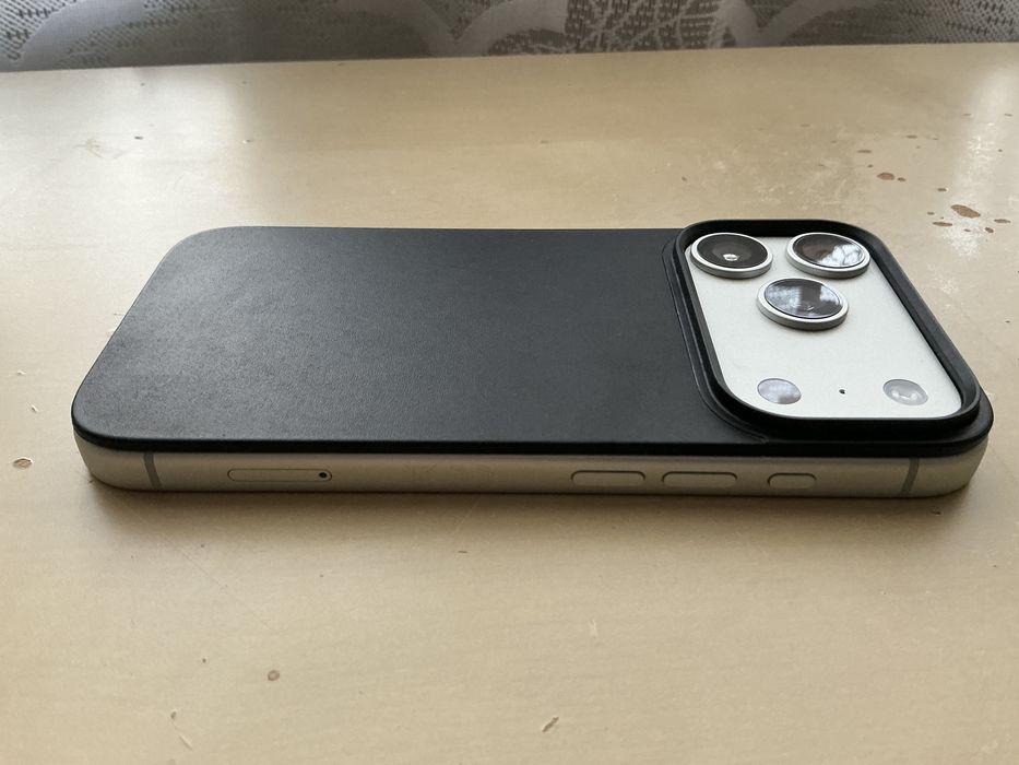 Skórzane etui Nomad Magnetic Leather Back do iPhone 17 Pro czarne