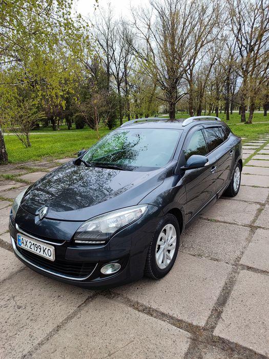 Продам семейный автомобиль меган3