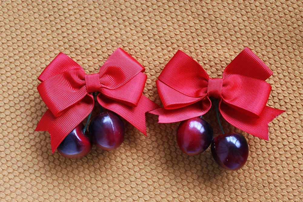 Червоні заколки вишеньки з бантиком