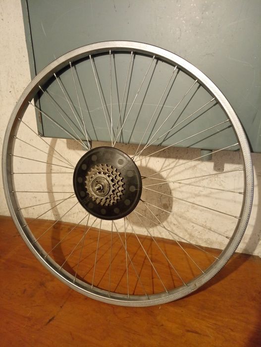 Вело багажник на  28 колесо,седло.та  інші вело запчастини.