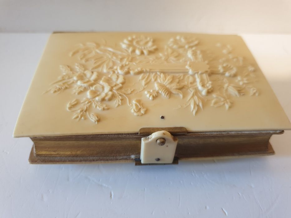 Antigo manual da Missa e da confissão com linda capa em celuloíde