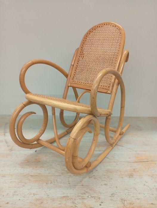 Cadeira de baloiço de criança em bambu estilo Thonet