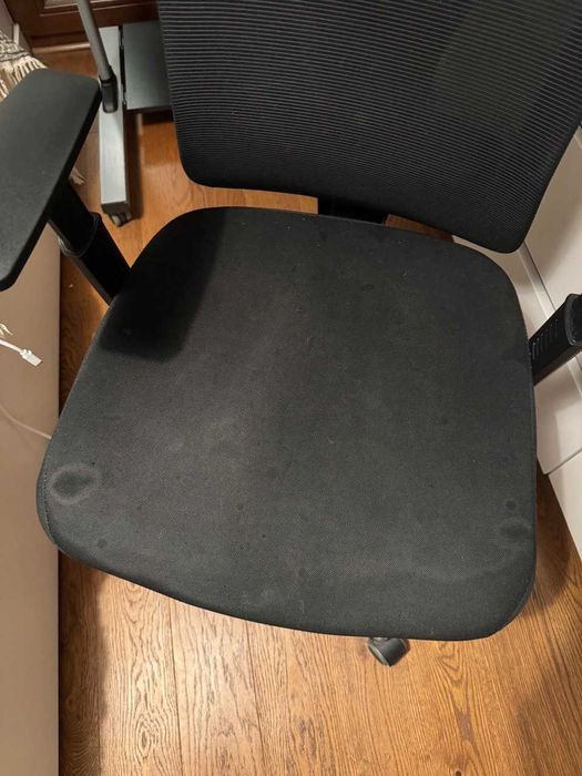 Biurko z ręczną regulacją wysokości + wygodne krzesło biurowe ZESTAW