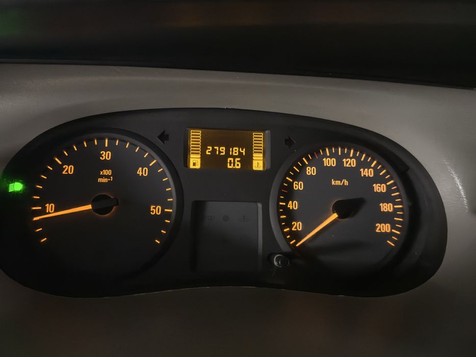 Opel. VIVARO 2.0 D // 6 передч / 2010 Р