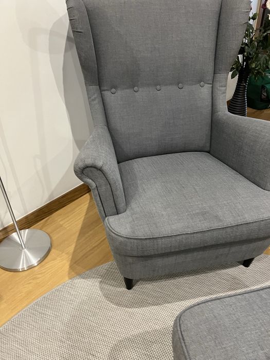 Poltrona e banqueta pousa pes