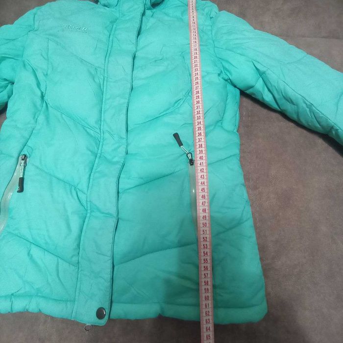 Жіноча куртка бренду High Experience.