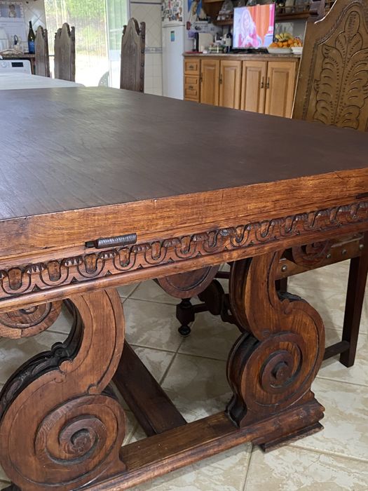 Vendo mesa de madeira com 8 cadeiras