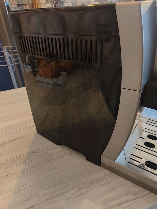 Кавомашина Delonghi Dinamica.